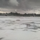 Milano, paurosa grandinata sull'aeroporto di Malpensa: 2 centimetri di ghiaccio sulle piste
