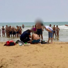 Malore mentre passeggia al mare, turista romano muore davanti alla moglie