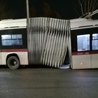 Roma, filobus spezzato a metà: collassa la pedana, panico tra i passeggeri