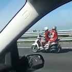 Neonato in scooter sull'autostrada, il video denuncia i genitori: «Incoscienti, arrestateli»