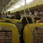 Ryanair, statua della madonna sul volo occupa un sedile: «Non potevo credere ai miei occhi»