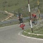 Giro d'Italia, la bici si impunta in discesa: il pauroso salto mortale di Mohoric