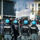 Torino, processo Cospito: anarchici in corteo e lancio di bombe carta. Fuori dal tribunale aggrediscono barista FOTO