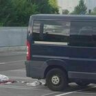 Padova, troppo caldo nel furgone-camper: tre donne dormono sull'asfalto nel parcheggio del supermercato FOTO