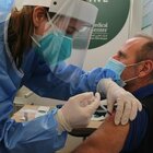 Genova, 15 infermieri rifiutano la dose poi risultano positivi al Covid: il caso all'Inail