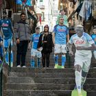 Il Napoli vola verso lo scudetto: ai Quartieri Spagnoli i cartonati dei giocatori a grandezza naturale
