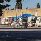 Roma, “camping” nel parcheggio del cimitero Verano: vigile aggredito con un'accetta da un senzatetto