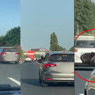 Roma, guida con un piede fuori dal finestrino sul Raccordo (tra gli automobilisti increduli): il video fa il giro del web