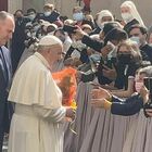 Papa Francesco torna tra la folla 