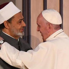 Papa in Campidoglio con i leader religiosi, sullo sfondo il caso del prof decapitato da estremista islamico