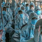 India, boom di contagi: 500 treni ospedale per i malati. E ricomincia il lockdown. Kit anticoncezionali nei centri di quarantena