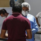 Coronavirus in Bangladesh, a Dacca il business dei test falsi: «Venduti anche nelle copisterie»