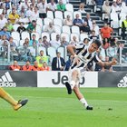 Juventus-Cagliari 3-0: Mandzukic, Dybala e Higuain regalano ad Allegri il successo. La prima volta della Var