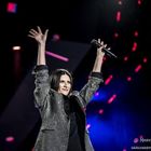 Laura Pausini, migliaia di fan a Milano e lei canta pezzi live in acustico