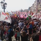 "No Grandi Navi", il corteo invade piazza San Marco: non capitava da blitz dei Serenissimi