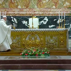 Papa Francesco alla messa di Natale: «Nessuno si perda d'animo»