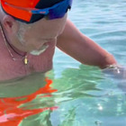 Vasco Rossi gioca con una medusa, l'esperto: «Può essere pericoloso». Il video è virale