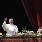 Papa Francesco per la Pasqua a San Pietro: «Scandalo divario tra poveri e ricchi»