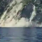 Crolla una parete di roccia, i massi cadono in mare: panico fra i turisti