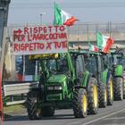 Trattori alle porte di Roma, 250 agricoltori in marcia. Sanremo nel mirino: «Amadeus ospitaci»