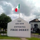 Italia-Inghilterra, una parte di Derry tifa per gli azzurri: al Bogside spuntano le bandiere tricolori