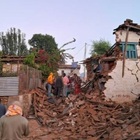 Terremoto in Nepal, forte scossa 6.4: almeno 130 morti, si scava a mani nude tra le macerie