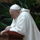 Papa Francesco nell'Omelia di Natale: «Invece di piangerci addosso aiutiamo chi soffre»