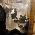 Attentato nella metro a New York, almeno 29 feriti Caccia all'uomo: «È ancora in fuga e pericoloso» La polizia: non si indaga per terrorismo