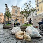 Rifiuti a Roma, i monumenti circondati: turisti costretti allo slalom tra buste di spazzatura e mini-discariche