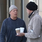 Bruce Willis e le prime foto in pubblico dopo la malattia: tuta e cappellino in strada, così l'attore combatte la demenza