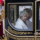 La Regina Elisabetta dice addio alle pellicce: «D'ora in poi le indosserà solo sintetiche»