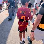 Roma, i tifosi dimenticano il “signor” Matic: il bimbo cancella il nome sulla maglia
