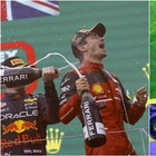 La gara: epica vittoria di Leclerc su Verstappen, terzo Hamilton, a fuoco la Ferrari di Sainz