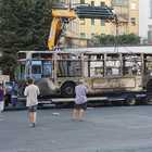 Atac, un altro bus in fiamme: la carcassa del mezzo distrutto dal fuoco