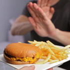 Colesterolo alto, la dieta per tenerlo sotto controllo: i cibi da evitare e da consumare