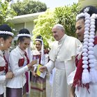Il Papa in Thailandia accolto dalla cugina missionaria e dai bambini