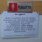 Cartello sulla toilette delle donne: «Fate lo schifo». E il bagno chiude per punizione