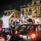 Napoli in festa per la Coppa, ira Oms: «Tifosi sciagurati». Salvini attacca: «Dov'era De Luca?»
