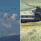 Macedonia, paracadutisti italiani si lanciano dagli aerei Nato durante l'esercitazione "Swift Response 22"