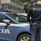 Roma, guida uno scooter rubato e non si ferma all'alt della polizia: si schianta e muore. Aveva lanciato il casco contro gli agenti. Ferito il figlio 13enne