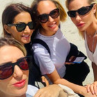 Ilary Blasi lascia Bastian a casa: vacanza tra donne con le sorelle a un'amica