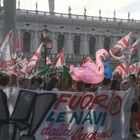 Venezia, in migliaia contro le Grandi Navi a San Marco e Giudecca