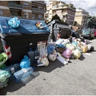 Rifiuti a Roma, altolà di Gualtieri. Convocati i mini-sindaci: «La città non è pulita»