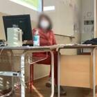 Prof colpita dai pallini sparati in classe, i genitori dello studente: «Pronti a querelarla, le scuse ci sono state»