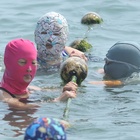 Caldo record, in spiaggia arriva il "facekini": cos'è la maschera che lascia scoperti solo occhi e bocca