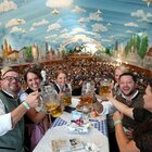 Oktoberfest, retribuzione da 5.200 euro per cameriera: ma i turni possono superare le 12 ore per i 16 giorni