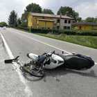 Ciclista sbuca dalla ciclabile, travolto da una moto: morto sull'asfalto dopo un volo di 10 metri