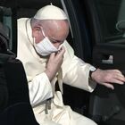 Covid in Vaticano, ora anche il Papa si sposta con la mascherina