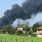 Incendio a Bergamo, brucia la ditta plastica GioStyle: paura per la colonna di fumo nero