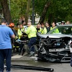Morto il 18enne investito ieri a Milano: travolto e schiacciato contro un palo dopo l'incidente tra due auto